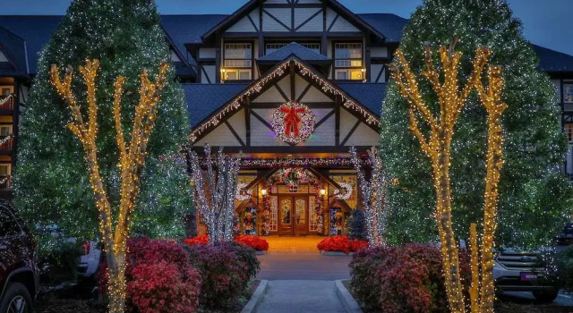 The Inn at Christmas Place, Забронировать Отель Пиджен-Фордж Great Smoky Mountains National Park, рядом с Зеркальный лабиринт Hannah's Maze of Mirrors