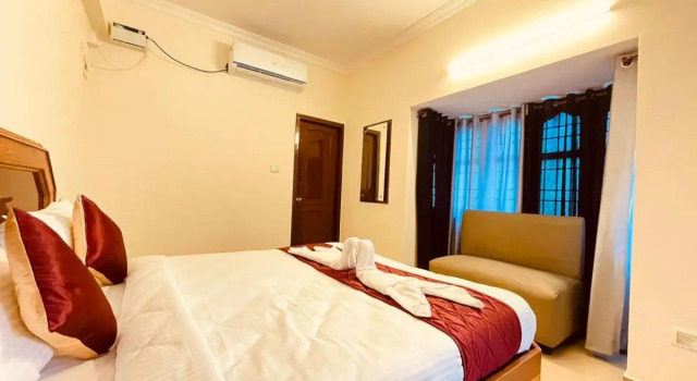 HALF MOON INN, Забронировать Отель Недорогие отели Ченнаи, рядом с AVM Rajeswari Kalyana Mandapam, недорого