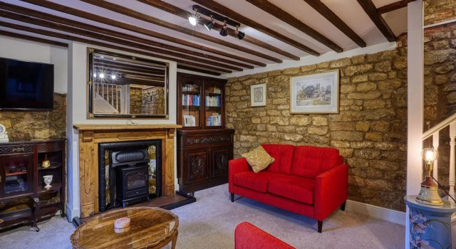 Fab 2-Bed Cotswolds Cottage with Private Courtyard, Забронировать Дом для отпуска Коттеджи Уорикшир, Коттедж
