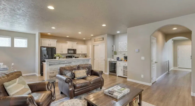 Old Mill Getaway by Avantstay Private Backyard w/ Hot Tub, Rezerwuj Hotel Bend Bachelor