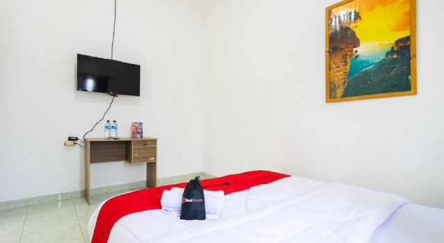 RedDoorz near Universitas Pamulang