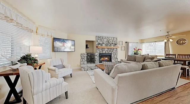 Tree-top Getaway W/ Forested Views & Elevated Deck 3 Bedroom Home, Reserva ahora Casa o chalet Blue Jay California