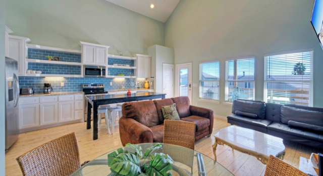 Sleeps 54, 4 Bayfront Homes Boat Dock, Waterfront Pool, Views Laguna Village, Buchen Sie Ferienhaus Cottages in Corpus Christi, Cottage