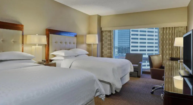 Четырёхместный номер Standard Sheraton Indianapolis Hotel at Keystone Crossing