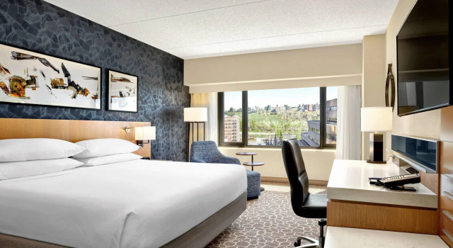 Двухместный номер Deluxe с видом на воду Delta Hotels by Marriott Calgary Downtown
