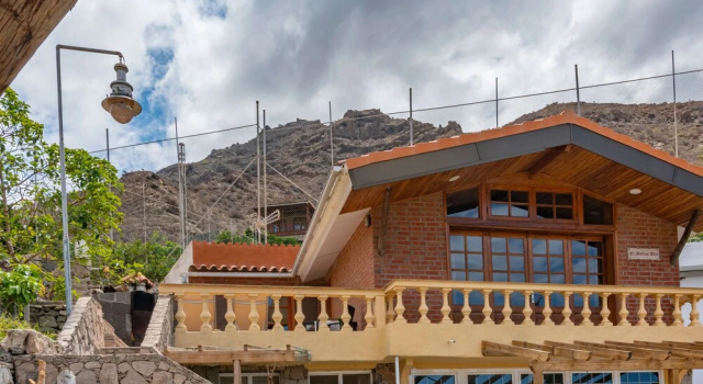 Casa de vacaciones con piscina compartida en Mogán II, Забронировать Отель Отели Моган с парковкой, Парковка