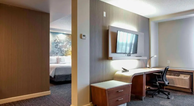 Люкс Courtyard by Marriott Montreal West Island/Baie D’Urfe