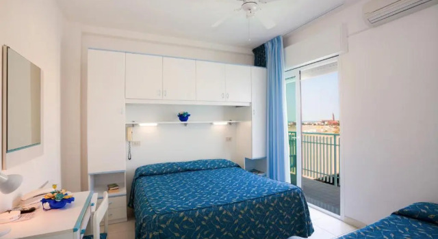 Трёхместный номер Standard с балконом и с частичным видом на море Hotel Sanremo