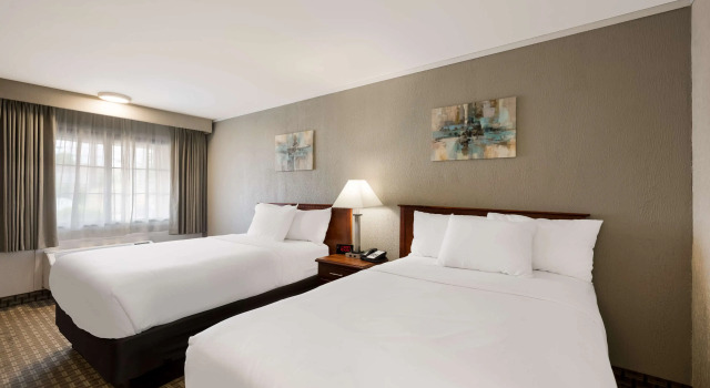 Четырёхместный номер Standard SureStay Plus by Best Western Woodbury Inn