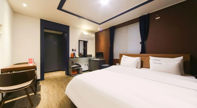 Blue Hotel, Забронировать Отель Отели Кодже с парковкой, рядом с Исторический парк — лагерь для военнопленных Кодже, Парковка