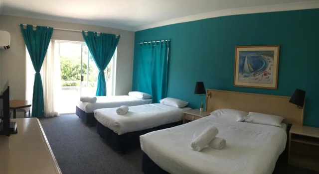 Четырёхместный семейный номер Standard Seaside Garden Hotel
