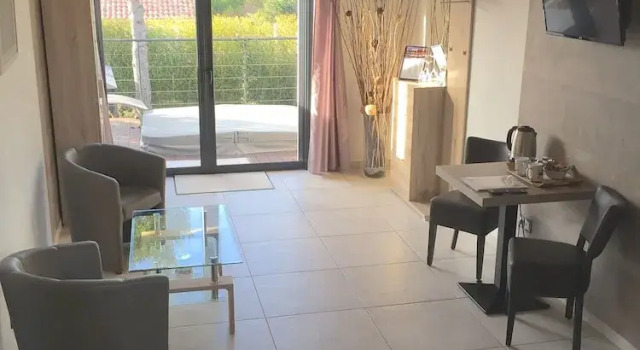 Номер Luxury LESCALE COTE BLEUE B&B AND Spa