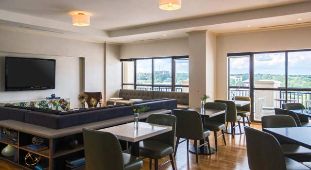 Четырёхместный клубный номер Standard Renaissance Raleigh North Hills Hotel