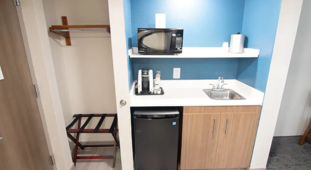 Четырёхместный номер Standard Holiday Inn Express and Suites Fort Lauderdale Airport West by IHG
