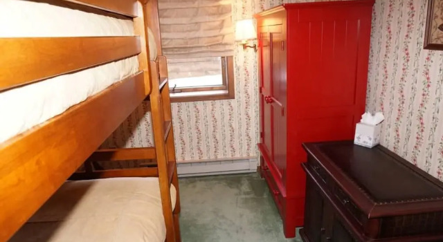 Large Wood Run 6 Bedroom Ski-in / Ski-out Access Home by RedAwning