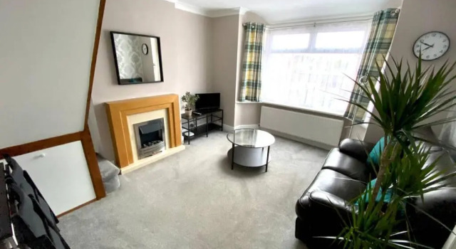 Апартаменты Spacious 2 Bed APT sleeps 4 near Bournemouth Beach