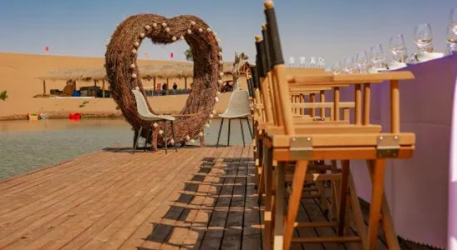 Zhongwei Shariwa Desert B&B, Book Bed and Breakfast Hoteller i Zhongwei med pool, Swimmingpool