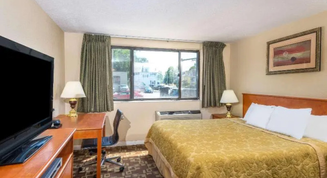 Super 8 by Wyndham Watertown/Cambridge/Boston Area, Varaa Hotelli Hotellit New England uima-altaalla, Uima-allas