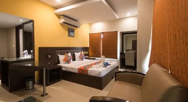 Люкс Superior FabHotel Santhome Inn