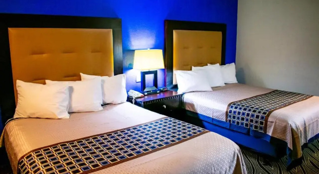 Четырёхместный номер Standard Blue Jay Inn & Suites