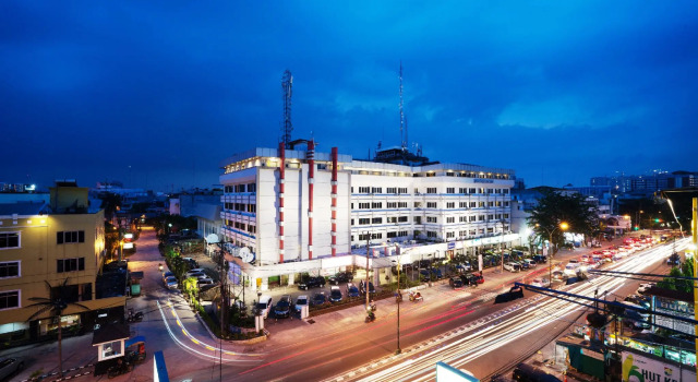 Полулюкс Garuda Plaza Hotel