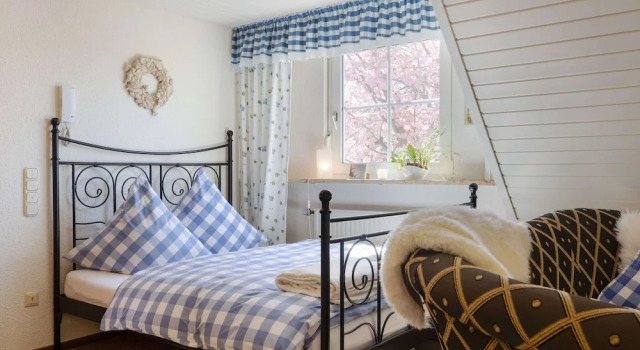 Апартаменты Comfort Charming Apartment in Weissenbrunn Near Forest