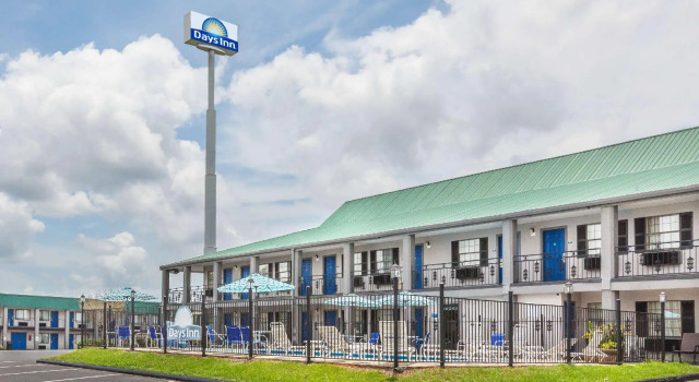 Кровать в общем номере Days Inn by Wyndham Natchitoches