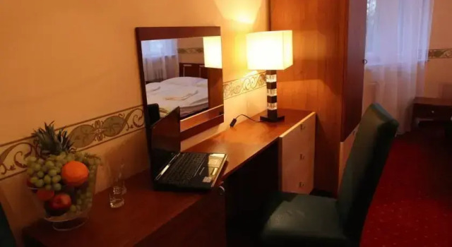 Pałacyk pod Lipami, Book Hotel Hoteller i Swarzedz med parkering, Parkering