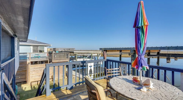 Коттедж с 3 комнатами с балконом Near Ocean: Home w/ Deck & Grill in Surfside Beach