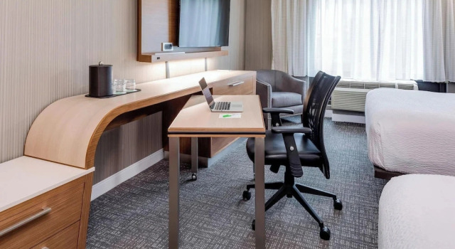 Четырёхместный номер Standard с балконом Courtyard by Marriott in Portsmouth