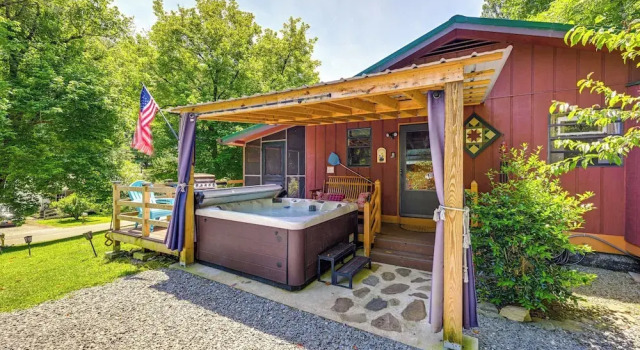 Коттедж Bryson City Home w/ Deck ~ 1 Mi to Fontana Lake