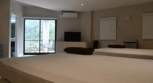 Четырёхместный номер Superior с балконом Cascadia Hotel