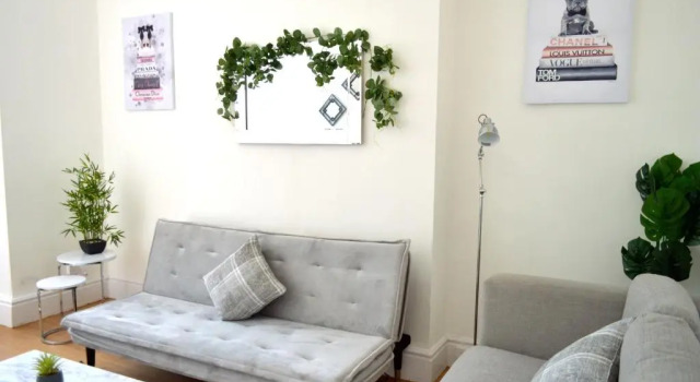 Апартаменты Beautiful Two-bed Apartment With Driveway Parking