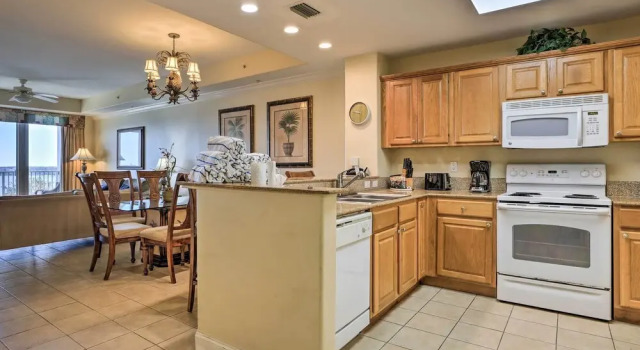 Апартаменты 1 Mi to Disney: Lakefront Condo w/ Pool Access!