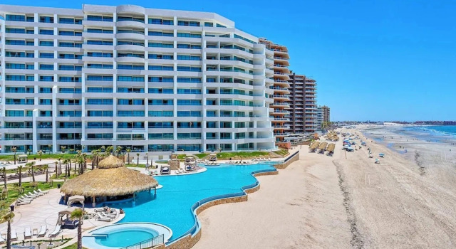 Коттедж Oceanfront Vibes Iconic Beachside Getaway