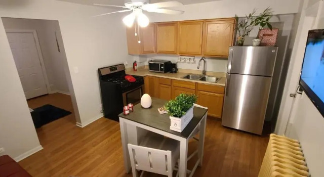 Cozy 1 bedroom, 1 min from Irving Park Blue line, free parking