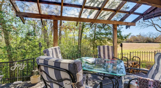 Коттедж College Station Getaway w/ Hot Tub & Courtyard!