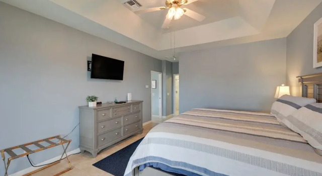 Marco Island Home w/ Southwest Sun & 2 Mi to Beach, Забронировать Отель Отели Марко-Айленд с парковкой, рядом с Marco Island Medical Center, Парковка