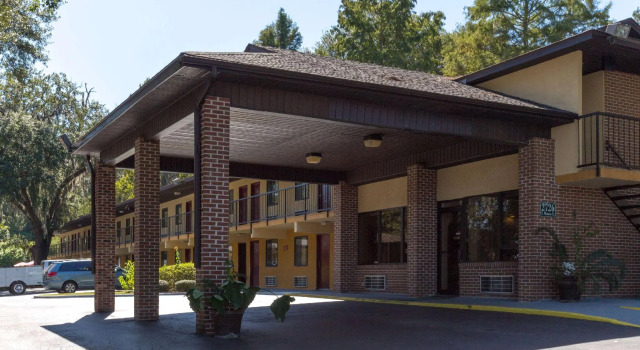 Кровать в общем номере Howard Johnson Express Inn - Tallahassee