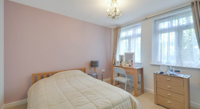 Spacious Flat With Free Parking Near Heathrow Airport