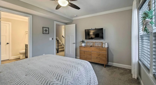 Downtown Fredericksburg Home w/ Large Patio!, Забронировать Отель Отели в центре Фредериксберг, в центре
