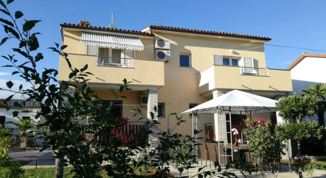 Apartmani Gržinić, Забронировать Отель Отели Rovinj Riviera с бассейном, Бассейн