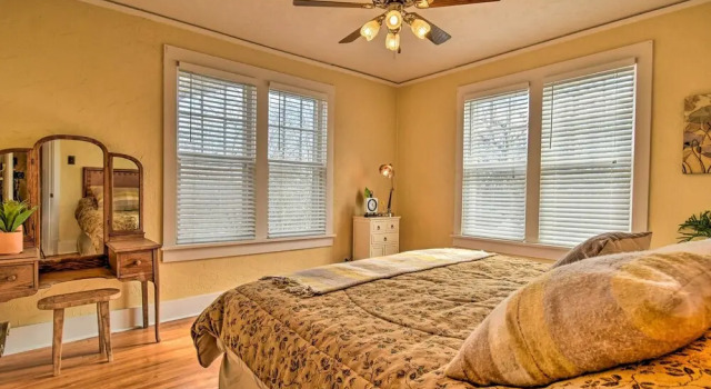Коттедж 2 Mi to Oaklawn Casino: Home w/ Peaceful Yard!