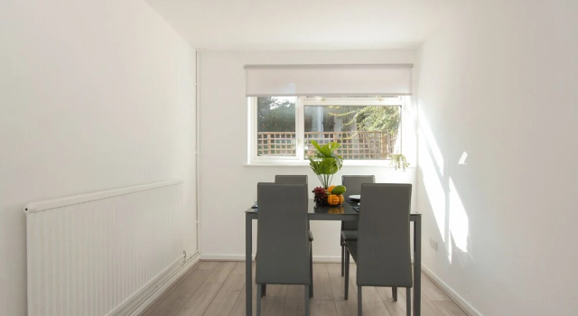 Entire 3 Bed House - Affordable Group Accommodation - Free Parking & Wifi