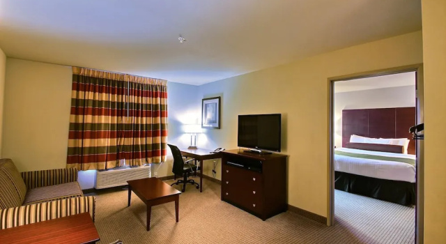 Двухместный люкс AmericInn by Wyndham Oshkosh