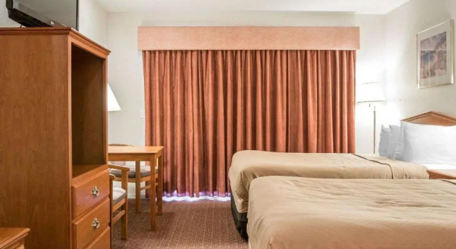Четырёхместный номер Deluxe Quality Inn & Suites Mackinaw City Beachfront