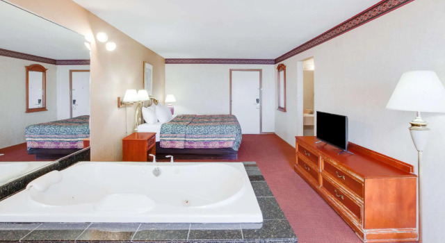 Двухместный номер Standard с видом на озеро Super 8 Beachfront by Wyndham Mackinaw City, MI