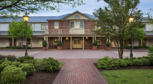 Четырёхместный номер Deluxe Williamsburg Lodge, Autograph Collection