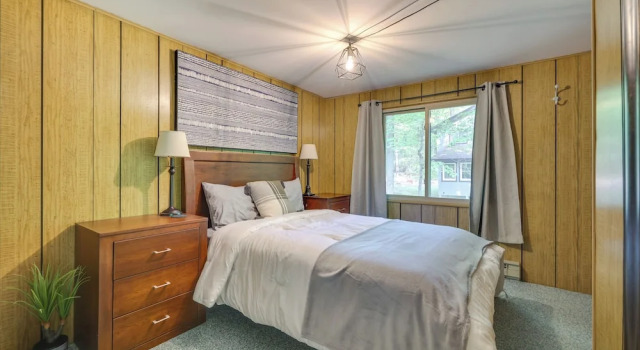 1 Block to Lake Poconos Getaway with Fire Pit, Prenota Casa vacanze Hotel a Monroe County con parcheggio, Parcheggio