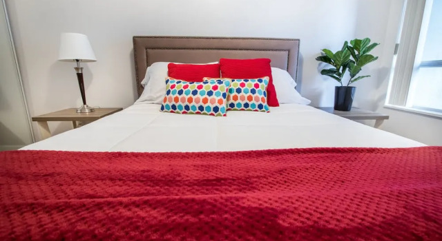 Номер Standard c 1 комнатой с балконом и с видом на город MiCasa Suites - Stylish Condo in the Heart of Downtown